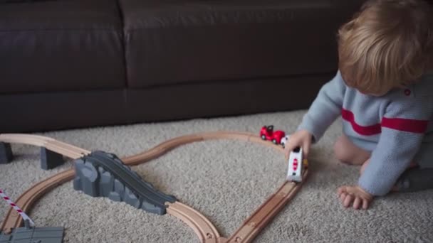 Kędzierzawe Małe Dziecko Bawiące Się Zabawką Samochodami Dywanie Domu — Wideo stockowe