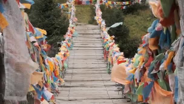 Banderas Budistas Oración Puente Metal Sobre Río — Vídeo de stock