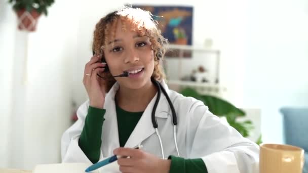 Médico Sonriente Etnia Femenina Auriculares Con Micrófono Estetoscopio Cuello Cuaderno — Vídeo de stock