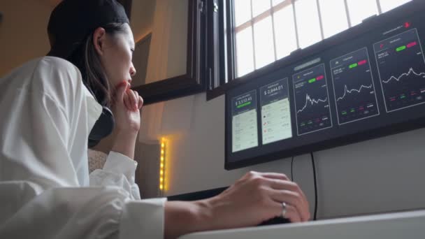 Снизу Вид Концентрированной Азиатской Женщины Работающей Компьютером Графиками Показывающими Динамику — стоковое видео