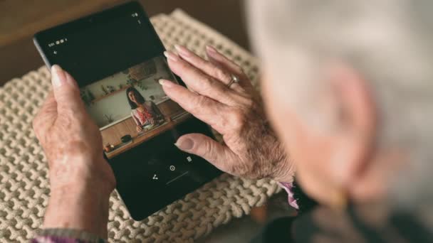 Výše Uvedeného Věku Ženy Zvětšování Prohlížení Obrazu Mladé Vnučky Tabletu — Stock video