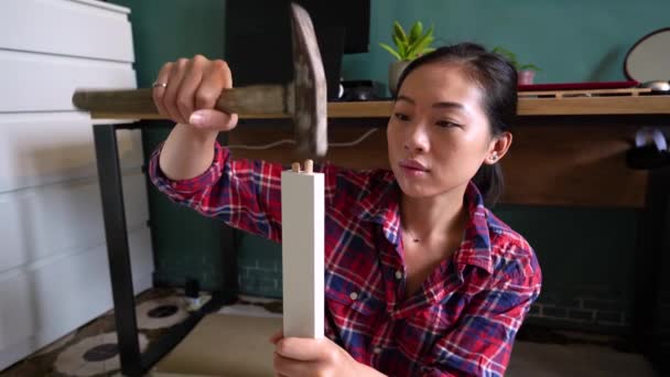 Εστιασμένη Γυναίκα Που Χρησιμοποιεί Σφυρί Για Την Κάρφωμα Ξύλινων Πείρων — Αρχείο Βίντεο