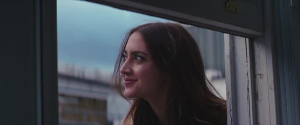 Kobieta Uśmiecha Się Pochylając Się Okna Widok Wewnątrz — Wideo stockowe