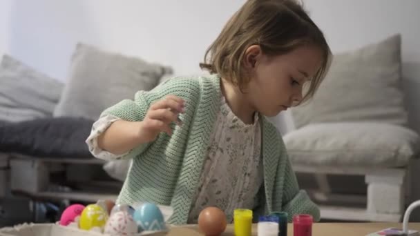 Joyeuses Vacances Pâques Belle Petite Fille Peindre Décorer Oeuf Pâques — Video