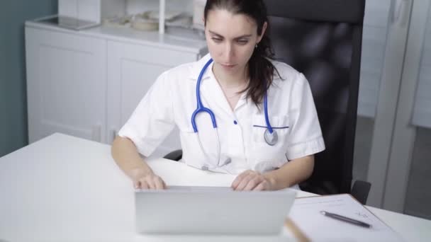 Młoda Kobieta Lekarz Lekarz Noszący Biały Płaszcz Notatki Pisania Miejscu — Wideo stockowe