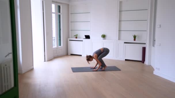 Flexible Frau Übt Yoga Kranichpose Und Kopfstand Während Sie Hause — Stockvideo