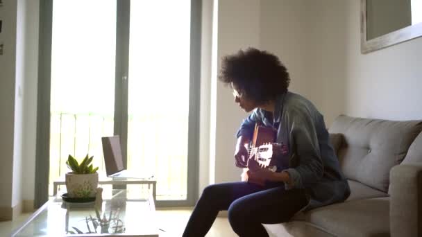 Musicienne Afro Américaine Souriante Avec Courts Cheveux Bouclés Dans Des — Video