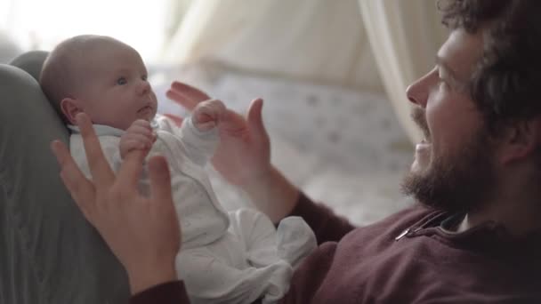 Πλάγια Άποψη Των Καλλιεργειών Μπαμπάς Μιλώντας Γοητευτικό Μικρό Παιδί Και — Αρχείο Βίντεο