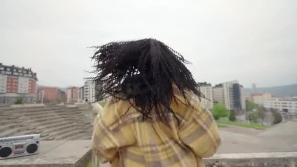 Вид Ззаду Весела Афроамериканка Танцююча Танцювальна Зала Музики Бумбоксу — стокове відео