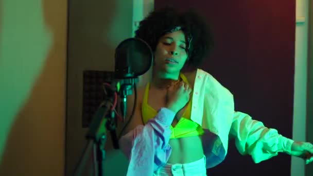 Африканская Певица Перед Микрофоном Профессиональной Студии Звукозаписи — стоковое видео