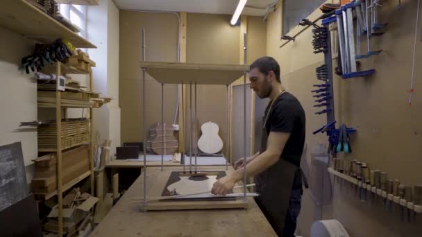 Πλευρική Άποψη Των Ενηλίκων Αρσενικών Luthier Εισάγοντας Μπαστούνια Ξύλινες Σανίδες — Αρχείο Βίντεο