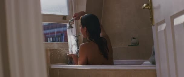 Grâce Une Vue Porte Jeune Femme Détendue Bénéficiant Une Douche — Video