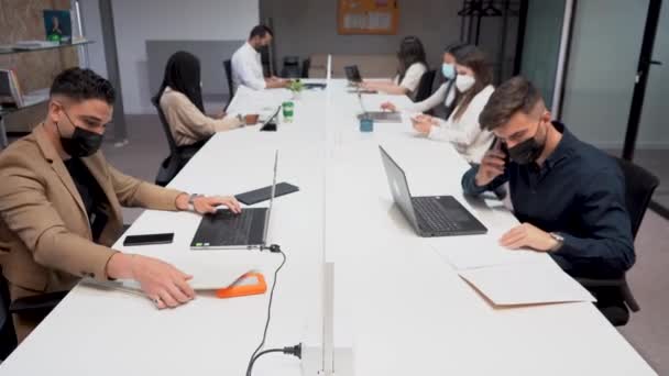Empresa Diversas Pessoas Sentadas Mesa Com Máscaras Faciais Usando Laptops — Vídeo de Stock