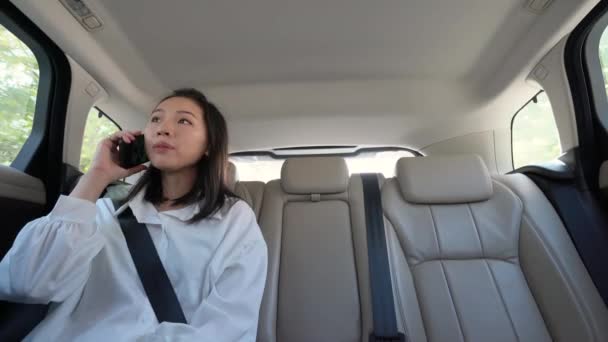 Joven Asiático Mujer Usando Teléfono Mientras Taxi Día — Vídeos de Stock