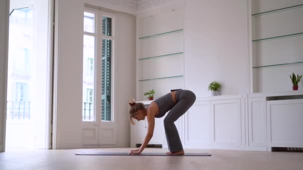 Widok Boku Elastyczne Kobiety Ćwiczące Jogę Pozycji Crane Headstand Podczas — Wideo stockowe