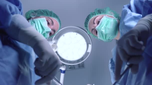 Dołu Kobiety Chirurdzy Mundurach Medycznych Pomocą Profesjonalnych Narzędzi Stojąc Jasnym — Wideo stockowe