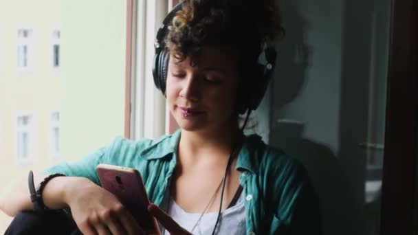 Junges Mädchen Hört Musik Mit Kopfhörern — Stockvideo