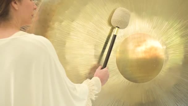 Oldalnézet Termés Felnőtt Fehér Ruhában Kalapács Játszik Felfüggesztett Gong Spirituális — Stock videók