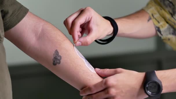 Onherkenbare Mannelijke Tatoeëerder Overbrengen Tekening Van Spin Van Stencil Papier — Stockvideo