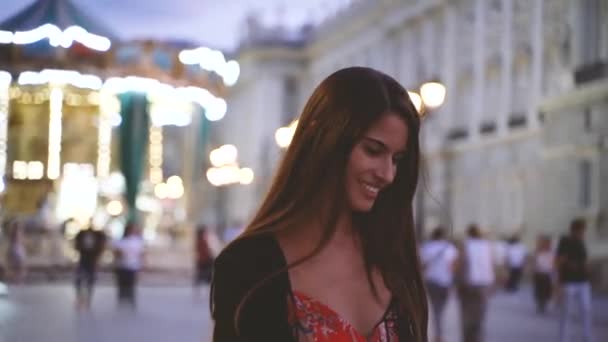 Портретная Съемка Красивой Молодой Девушки Улице Мадрида Испания — стоковое видео