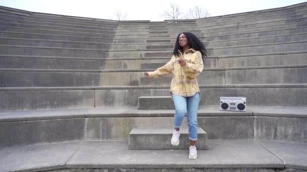 Neşeli Afrika Kökenli Amerikalı Kadın Dansçı Eski Moda Taşınabilir Ses — Stok video
