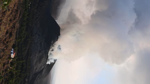 Impresionante Vista Aérea Del Paisaje Montañoso Con Erupción Del Volcán — Vídeos de Stock