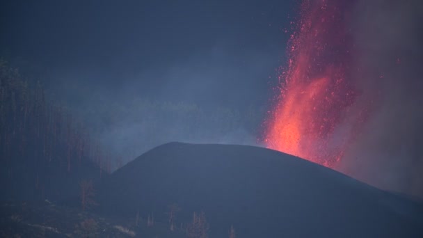 Lava Calda Magma Fuoriescono Dal Cratere Con Pennacchi Neri Fumo — Video Stock