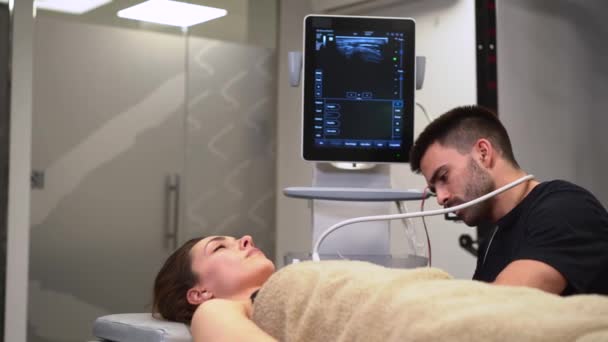 Mężczyzna Lekarz Sprawdzający Klatkę Piersiową Kobiety Monitorze Ultrasonografu Szpitalu — Wideo stockowe