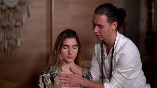 Zen Lärare Vita Kläder Vidröra Bröstet Kvinnliga Med Korsade Ben — Stockvideo