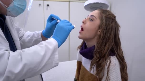 라텍스 장갑을 수없는 Otolaryngologist 병원에서 툴라와 전등을 환자의 확인하는 — 비디오