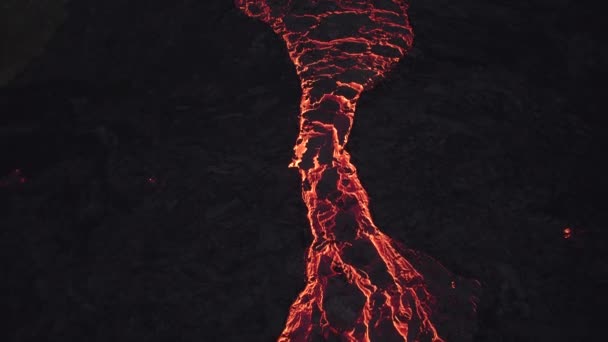 Zlanda Daki Karanlık Gece Gökyüzüne Karşı Püsküren Sıcak Turuncu Lavların — Stok video