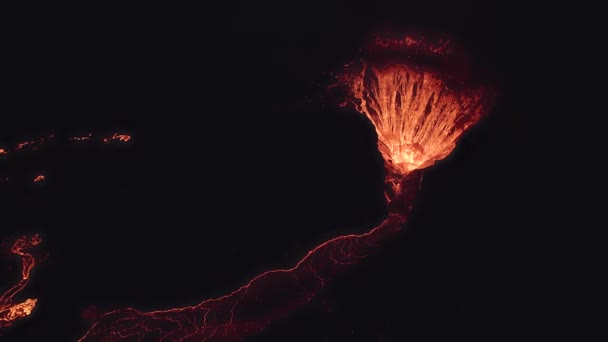 在冰岛 炽热明亮的橙色熔岩从喷发的火山喷涌而出 与漆黑的夜空相映成趣 — 图库视频影像