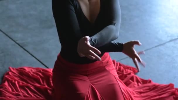 Ung Graciös Kvinna Ljus Kjol Dans Flamenco Med Upphöjda Armar — Stockvideo