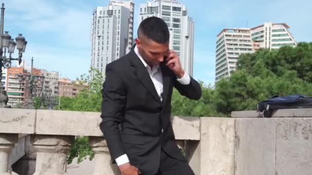 Pewny Siebie Młody Człowiek Eleganckim Formalnym Garniturze Rozmawiający Przez Telefon — Wideo stockowe