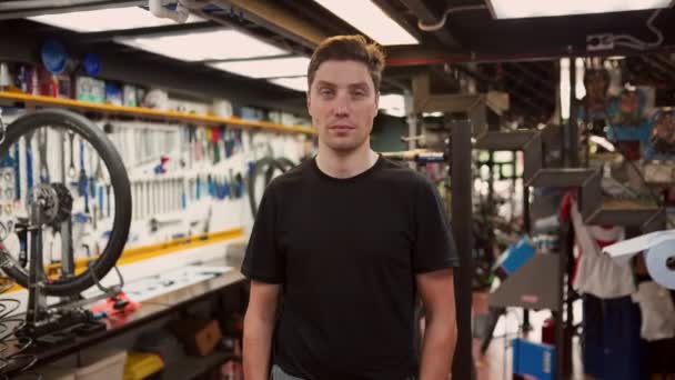 Szczęśliwy Mechanik Uśmiecha Się Patrzy Kamerę Ścianie Narzędziami Garażu — Wideo stockowe