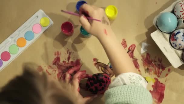 Frohe Osterfeiertage Schöne Kleine Mädchen Malen Und Dekorieren Osterei — Stockvideo