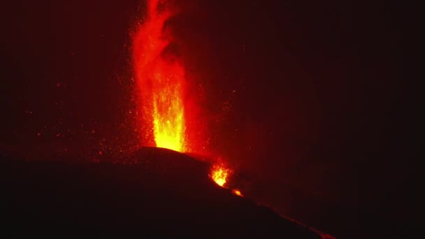 Bir Volkanın Tam Görüntüsü Kraterden Sıcak Lav Magma Fışkırtırken Siyah — Stok video