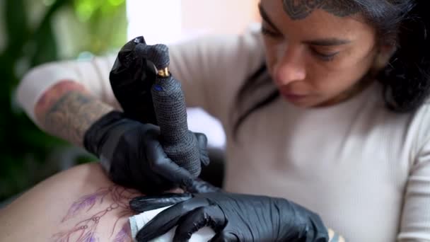 Oříznout Nerozpoznatelného Tetovatele Rukavicích Profesionálním Strojem Tetování Formě Listí Těle — Stock video