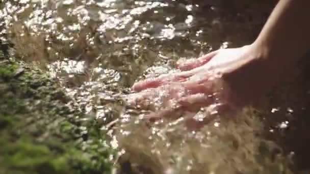 Uprawy Nierozpoznawalne Samica Dotykając Czystej Wody Rzeki Płynącej Naturze Nocy — Wideo stockowe