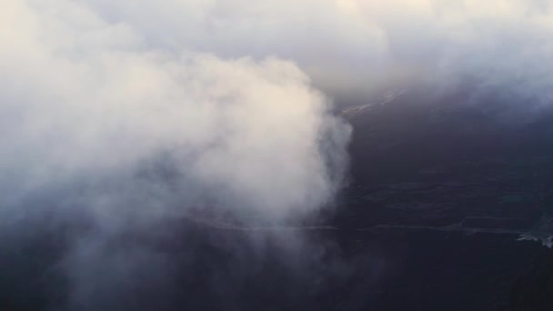 Наклон Вниз Беспилотник Вид Вершину Горы Окружении Густых Облаков Закате — стоковое видео