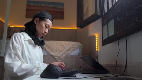 Visão Lateral Mulher Asiática Concentrada Trabalhando Computador Com Gráficos Mostrando — Vídeo de Stock