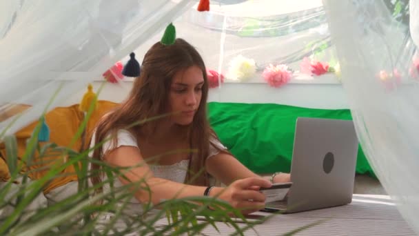 Задоволена Жінка Сидить Столом Ноутбуком Робить Покупки Пластиковою Карткою Під — стокове відео