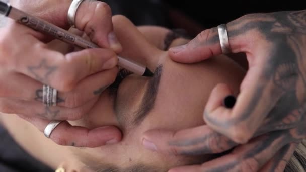 Primer Plano Artista Maquillaje Cultivos Con Manos Tatuadas Dibujando Cejas — Vídeos de Stock