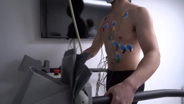 院内心脏应激试验中无头颅电在跑步机上行走的无头颅男性患者 — 图库视频影像
