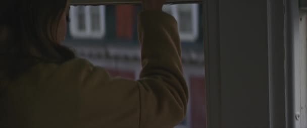 Neşeli Bir Kadının Evinin Penceresini Açtığı Sabahları Pencereden Dışarı Sarkan — Stok video