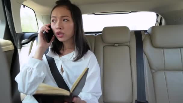 Νεαρή Ασιάτισσα Γυναίκα Που Χρησιμοποιεί Τηλέφωνο Ενώ Ταξί Την Ημέρα — Αρχείο Βίντεο