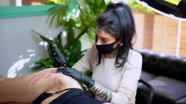Kvinnlig Tatuering Tyg Ansikte Mask Med Maskin Ritning Tatuering Kroppen — Stockvideo
