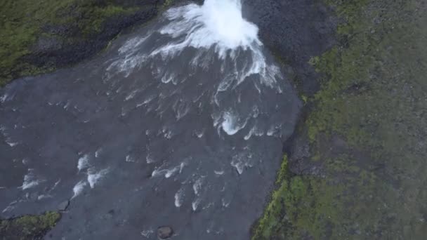 Сверху Воздушный Вид Стремительный Поток Каскад Чистой Водой Падающей Мокрой — стоковое видео