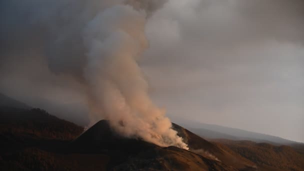 Impresionante Vista Aérea Del Paisaje Montañoso Con Erupción Del Volcán — Vídeos de Stock