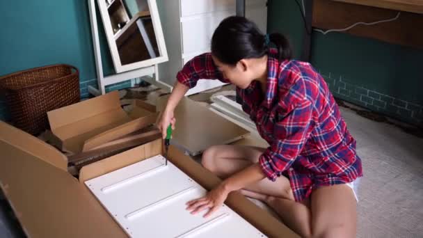 Från Ovan Etnisk Ung Asiatisk Kvinna Sitter Golvet Och Skruva — Stockvideo